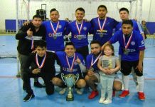 El sexteto del USA  que desempeñó una muy buena campaña durante el campeonato de invierno-primavera en la Fair Play Soccer League/Liga Juego Limpio. Cerró con 'broche de oro' su participación proclamándose campeón de Liga. Aquí los vemos posando con la Copa de Campeones. El gran ausente en la gráfica fue su máximo dirigente Don Timoteo Rojas. (Foto: Buki Chapin)