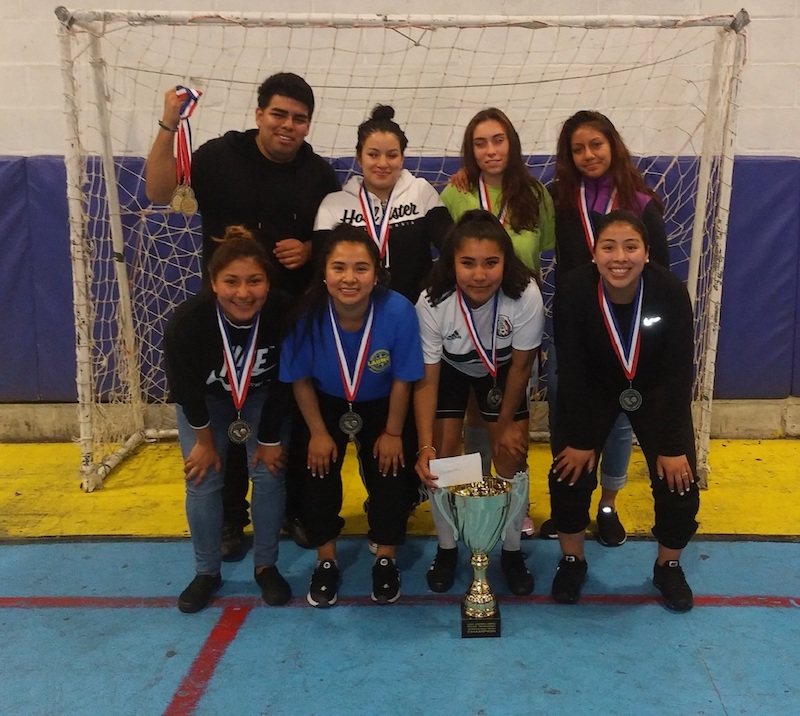 Las jovencitas del Majestiks que recientemente conquistaron el campeonato invierno/primavera,&nbsp;categor&iacute;a Damas, en la Fair Play Soccer League/Liga Juego Limpio. Con ellas&nbsp;su m&aacute;ximo dirigente Selwin Chavez. (Foto:Buki Chapin)
