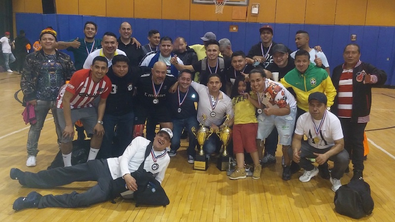 Integrantes del Manta USA (Primera categor&iacute;a) y el Delfin de Manta (Veteranos), quienes el s&aacute;bado pasado hizieron hist&oacute;ria, al coronarse por cuarto a&ntilde;o consecutivo, campeones en la HONDUCOL&nbsp;Liga de Indoor F&uacute;tbol. Con ellos aparece su m&aacute;ximo dirigente, el "Presi" Mario Muentes. (Foto: Buki Chapin)