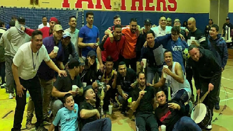 Jugadores, dirigentes y la Barra Brava del Real Maya posando con la gigantezca Copa de Campe&oacute;n categor&iacute;a Over 35, en la Brooklyn Champions League, con ellos sus m&aacute;ximos dirigentes Roberto Aguilar -M&aacute;rvin "P.P." G&oacute;mez y el goleador del torneo Stuard Nolasco "Mr. Gol".&nbsp;(Foto: Buki Chapin).