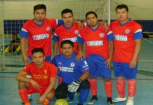 Integrantes de La Máquina, sexteto que logró avanzar a la próxima ronda en el torneo de Copa, en la Fair Play Soccer League/Liga Juego Limpio, que desarrolla el campeonato los viernes en la sede-local del Brooklyn Juniors S.L., en la Calle 48 en Brooklyn.  (Foto: Buki Chapin).