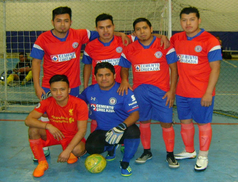 Integrantes de La M&aacute;quina, sexteto que logr&oacute; avanzar a la pr&oacute;xima ronda en el torneo de Copa, en la Fair Play Soccer League/Liga Juego Limpio, que desarrolla el campeonato los viernes en la sede-local del Brooklyn Juniors S.L., en la Calle 48 en Brooklyn.&nbsp; (Foto: Buki Chapin).