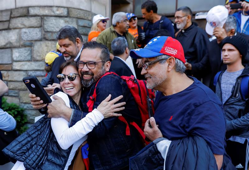 Varios seguidores del líder opositor y presidente de la Asamblea Nacional de Venezuela, Juan Guiadó, celebran la expulsión de varios partidarios del actual presidente venezolano, Nicolás Maduro.