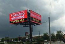Los tornados mataron a tres personas en Golden City, unos 100 kilómetros al suroeste de Jefferson City, la capital del estado, donde hubo grandes daños materiales.