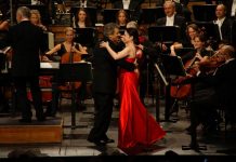 "La música es el aire que respiro", dice la puertorriqueña Ana María Martínez Ana María Martínez, la puertorriqueña que estrena en Los Ángeles la zarzuela "El gato montés" con Plácido Domingo .