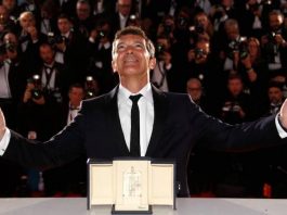 Antonio Banderas, ganador en Cannes Antonio Banderas con su premio al mejor actor del año en Cannes.