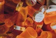 Autoridades acusan a 20 farmacéuticas de inflar precios de genéricos.