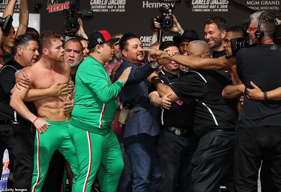  El peleador mexicano Sa&uacute;l "Canelo" &Aacute;lvarez y el estadounidense Daniel Jacobs.(Getty Images)