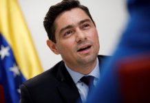 El venezolano Carlos Vecchio, el representante diplomático de Juan Guaidó en EE.UU., solicitó al Pentágono una reunión para conversar sobre cooperación militar destinada a "aliviar" el sufrimiento del pueblo venezolano