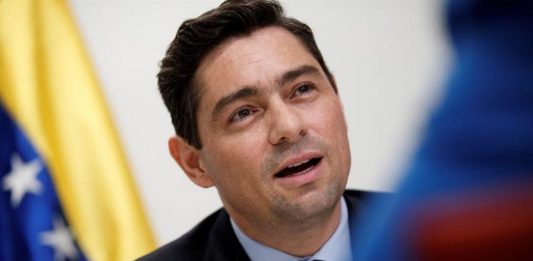 El venezolano Carlos Vecchio, el representante diplomático de Juan Guaidó en EE.UU., solicitó al Pentágono una reunión para conversar sobre cooperación militar destinada a "aliviar" el sufrimiento del pueblo venezolano