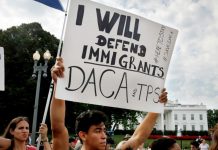 Sin la posibilidad de poder aplicar al programa Acción Diferida (DACA), jóvenes indocumentados que se gradúan estos días de la secundaria encaran un futuro incierto.