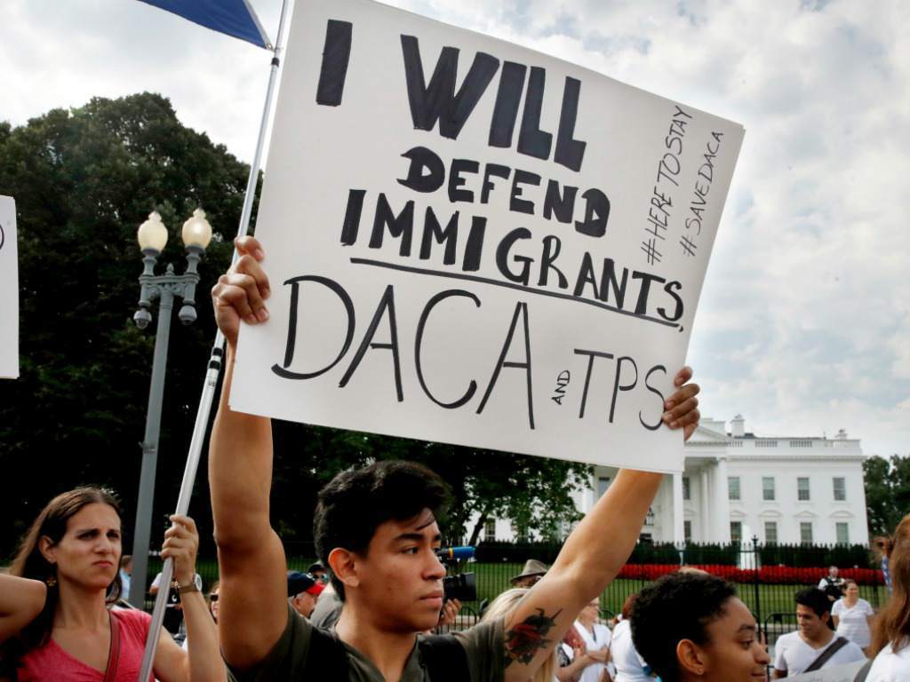 Sin la posibilidad de poder aplicar al programa Acción Diferida (DACA), jóvenes indocumentados que se gradúan estos días de la secundaria encaran un futuro incierto.