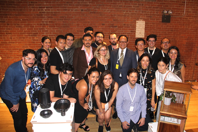 Los diseñadores mexicanos participantes en el show Wanted Design en Manhattan, recibieron la visita del flamante Cónsul General de México en Nueva York, Dr. Jorge Islas, quien posó rodeado por los jóvenes creativos, quiene exhibieron algunas de sus más recientes obras y colecciones en la Gran Manzana.
