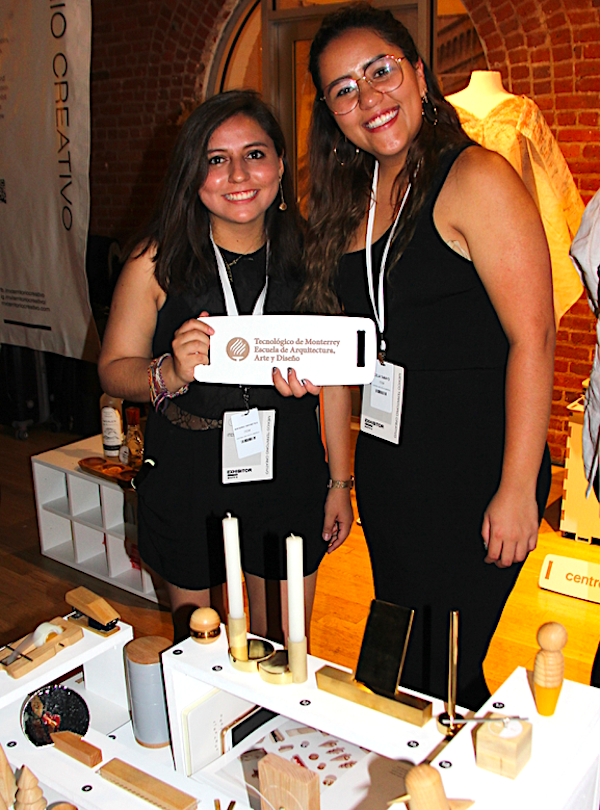 Treinta y seis estudiantes del Instituto de Monterrey presentaron diecinueve productos de uso cotidiano, creados para la clase de diseño industrial de tercer y sexto semestre, de su carrera de cuatro años y medio. Dos de las estudiantes que viajaron a Nueva York estaban muy contentas, dijeron que era una experiencia increíble y que había una excelente dinámica de grupo, que los diseñadores de más experiencia les daban consejos y reinaba un sentimiento de gran solidaridad en el grupo.