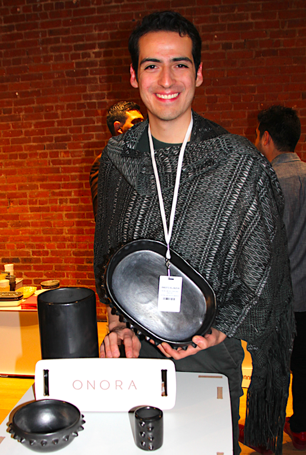 El estudio de diseño Onora, presentó artesanías de barro negro de Oaxaca, elaboradas con procesos prehispánicos en hornos de baja temperatura que funcionan con leña, con una técnica única por la cual la arcilla se torna negra y es tallada con cuarzo en la técnica del bruñido para darle un brillo muy especial.