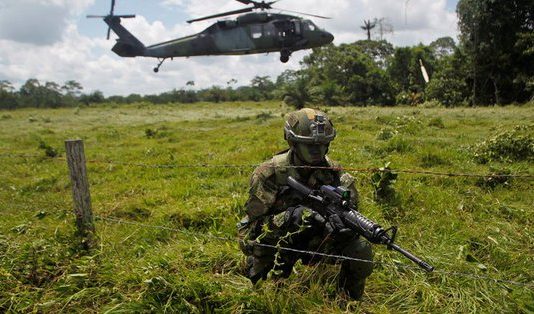 Ejército colombiano cambiará orden que hace temer por ejecuciones de civiles Hasta el momento la Fiscalía colombiana ha investigado cerca de 5.000 casos de "falsos positivos".