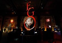 El mundo de Trump, al desnudo en una muestra del polémico Andrés Serrano "The Game: All Things Trump" del artista Andrés Serrano recolectadas a través de subastas en internet.