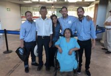 "Es un milagro", dicen mexicanos condenados a muerte y perdonados en Malasia Luis, Regino y Simón llegaron a casa de su madre Carmen Villarreal, el viernes 10 de mayo, fecha en la que en México se celebra el Día de las Madres.