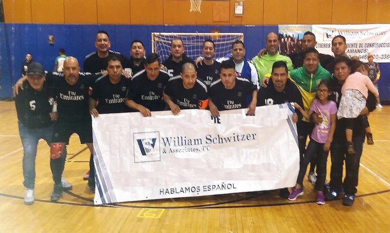 Jugadores y dirigentes del Delfin de Manta que este año se proclamó campeón por cuarto año consecutivo en la HONDUCOL Liga de y Indoor Fútbol. Con ellos, el "Presi" Mario Muentes. (Foto: Buki Chapin)