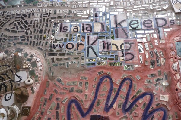El "Jardín Mágico", el delirio multicolor de un artista de Filadelfia.