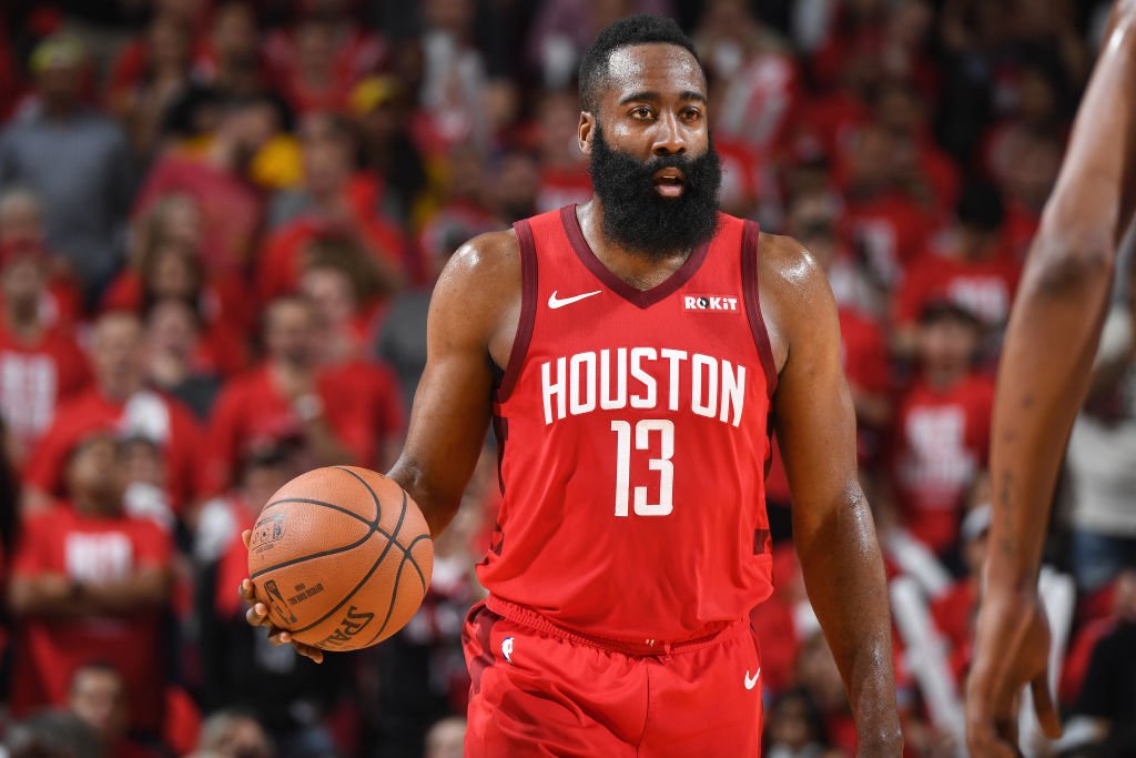Harden anotó 13 de 29 tiros de campo, incluidos 6 de 17 de triples, y 6 de 8 desde la línea de personal.
