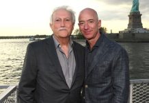 Jeff Bezos y su padre Mike.