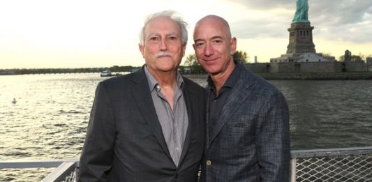 Jeff Bezos y su padre Mike.