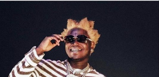 El rapero Kodak Black fue arrestado la noche del sábado con cargos por posesión de armas, poco antes de subir al escenario del Hard Rock Stadium. (Foto de twitter @KodakBlack1k)