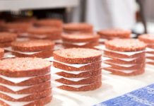 La "carne" a base de plantas se abre hueco en el país más carnívoro del mundo Se trata de sucedáneos con el mismo color, textura y sabor que los productos originales, pero que están elaborados con proteínas vegetales provenientes de guisantes y soja.