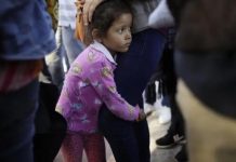 Una red completa de negocios privados y organizaciones obtienen ganancias millonarias de la crisis migratoria.