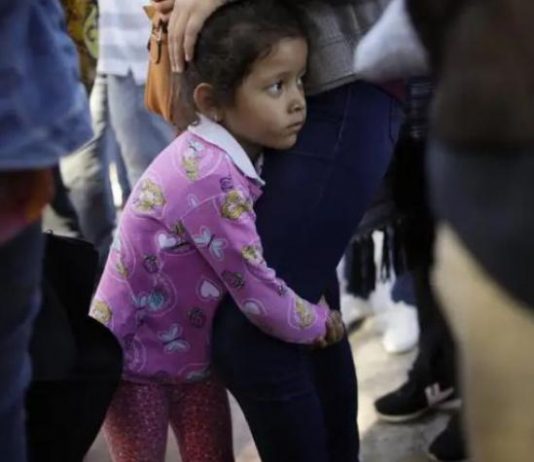 Una red completa de negocios privados y organizaciones obtienen ganancias millonarias de la crisis migratoria.