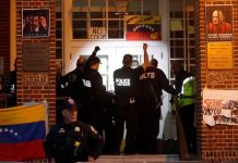 Entrada ya la noche, las autoridades forzaron la entrada de la embajada y varios policías se agolparon en la puerta.