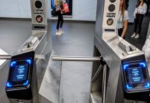 MTA lanza iniciativas para que neoyorquinos usen frecuentemente el transporte público El sistema OMNY, conocido como tecnología de pago de tarifa abierta, eventualmente ofrecerá a los pasajeros una gran cantidad de medios para pagar, incluyendo sostener una tarjeta bancaria a una pulgada de los nuevos lectores.