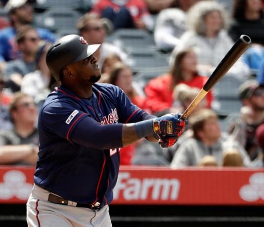 El dominicano Miguel Sanó y Jonathan Schoop conectaron dos cuadrangulares cada uno con los que ayudaron a los Mellizos a empatar.