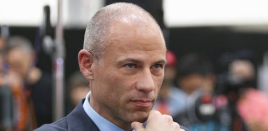 Avenatti fue imputado en Nueva York por estos delitos y también por haber intentado extorsionar a la firma deportiva Nike.