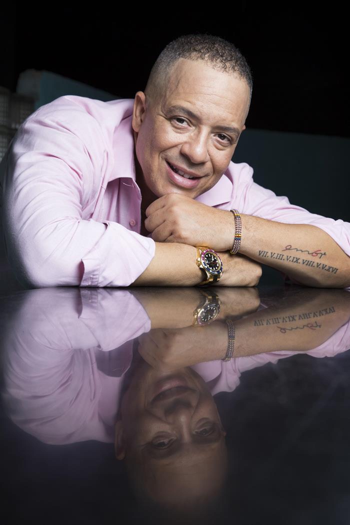 Isaac Delgado quien acaba de sacar  "Lluvia y fuego" bajo el sello nacional cubano Egrem y que incluye once temas que compuso junto con Jes&uacute;s "Jesus&iacute;n" Cruz. 