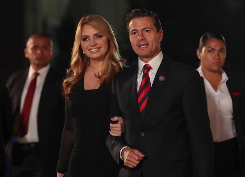  Fotograf&iacute;a de archivo fechada el 13 de abril de 2018 que muestra al expresidente de M&eacute;xico, Enrique Pe&ntilde;a Nieto (dcha), acompa&ntilde;ado de su esposa Ang&eacute;lica Ribera (izq)