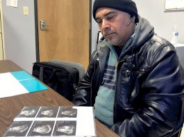 Por qué el cáncer es más peligroso para los inmigrantes en el sur de Texas Carlos Rivera había estado perdiendo peso y sintiendo un dolor abdominal intenso antes de ser diagnosticado con cáncer de colon avanzado. Desde el principio enfrentó problemas para obtener tratamiento por la falta de opciones para los residentes del Valle del Río Grande que no tienen seguro o no pueden pagar sus cuentas médicas. (Charlotte Huff/KHN)
