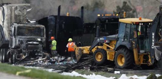 Presentan 40 cargos a camionero cubano que causó mortal accidente en Colorado.