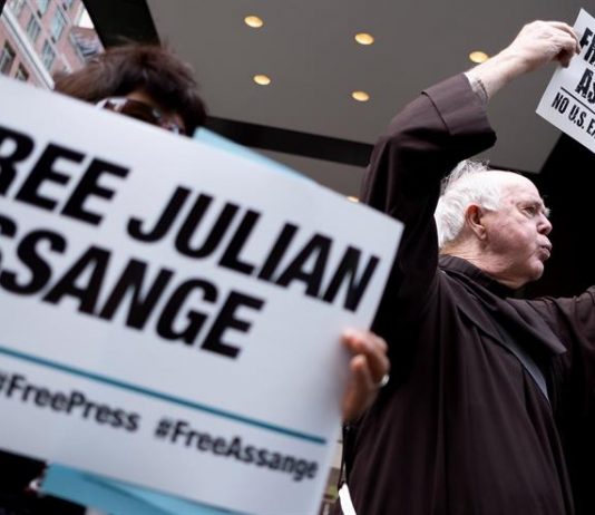Grupo Detenciones Arbitrarias de ONU pide a Reino Unido que libere a Assange Un grupo de personas se concentraron frente al edificio que alberga el Consulado británico en Nueva York para protestar por los procedimientos de extradición.