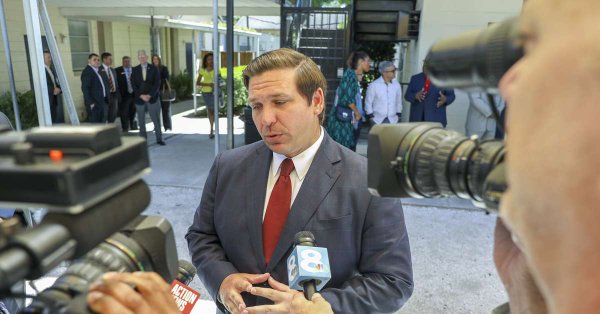 Ron DeSantis, inform&oacute; que piratas inform&aacute;ticos rusos se filtraron en las bases de datos de las autoridades electorales de 2 de los 67 condados de Florida.