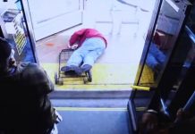Buscan testigos de empujón a un anciano para que cayera de un bus Buscan testigos de empujón a un anciano para que cayera de un bus.
