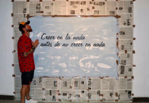 En la imagen aparece frente a una pieza que se exhibe actualmente en la galería-taller del actor de cine cubano Jorge Perugorria.