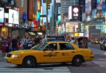 Los taxis amarillos, que tienen medallón, pueden recoger pasajeros en cualquier lugar de los cinco condados de la ciudad, son parte de su historia y son un ícono, que la identifica a nivel internacional, sin embargo atraviesan desde hace algunos años una grave crisis que ha llegado a su punto máximo, provocando el suicidio de decenas de conductores.