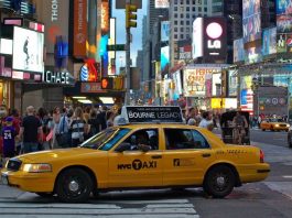 Crisis de Taxis llega a su climax Los taxis amarillos, que tienen medallón, pueden recoger pasajeros en cualquier lugar de los cinco condados de la ciudad, son parte de su historia y son un ícono, que la identifica a nivel internacional, sin embargo atraviesan desde hace algunos años una grave crisis que ha llegado a su punto máximo, provocando el suicidio de decenas de conductores.