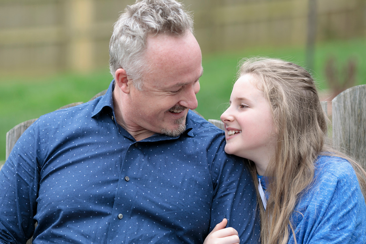 El padre de Oakley, Josh Perry, ense&ntilde;a &eacute;tica y finanzas en la atenci&oacute;n de salud en la Universidad de Indiana, y dijo que el costo del cuidado de su hija lo escandaliz&oacute;. (Chris Bergin para KHN)