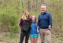 Oakley Yoder y sus padres, Joshua Perry y Shelli Yoder, fuera de su casa en Bloomington, Indiana. La cuenta total por la mordedura de serpiente que sufrió Oakley en julio de 2018 fue de $142,938, incluyendo $67,957 por cuatro dosis de antiofídico. (Chris Bergin para KHN)