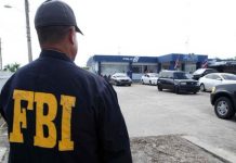 FBI investiga caso de reo que murió tras golpiza de carceleros, que serán despedidos Agentes del FBI en Puerto Rico detuvieron este jueves a tres personas, entre ellas, al director de la Oficina de Asuntos Gubernamentales del Senado. (Foto de twitter @michaelcdeibert)