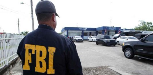 Agentes del FBI en Puerto Rico detuvieron este jueves a tres personas, entre ellas, al director de la Oficina de Asuntos Gubernamentales del Senado. (Foto de twitter @michaelcdeibert)