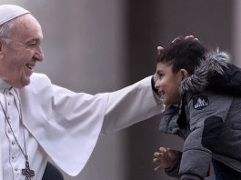 Papa critica el "diagnóstico prenatal" y dice que el aborto no es la solución Francisco indicó que "el aborto nunca es la respuesta que buscan las mujeres y las familias".